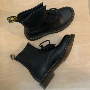 Dr. Martens 1460 women’s smooth leather lace up boots — black